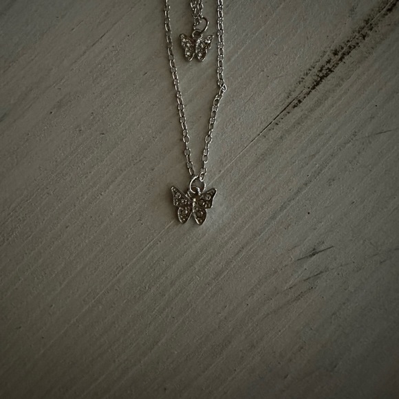 NWT Silvertone multi chain butterfly necklace - Picture 2 of 6